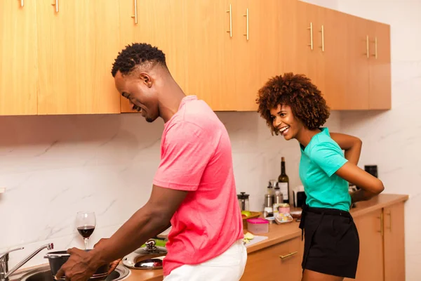 非洲裔美国人夫妇在厨房做饭 — 图库照片