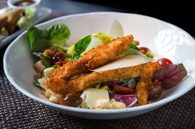 sıcak tavuk salatası