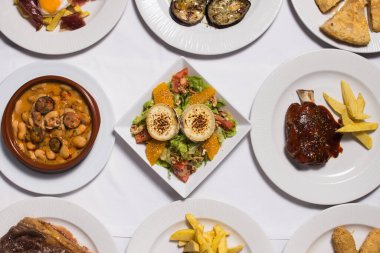 Restoran yemekleri seti, beyaz arka planda üst manzara..