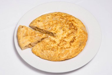 Beyaz tabakta İspanyol omleti Tortilla de patata
