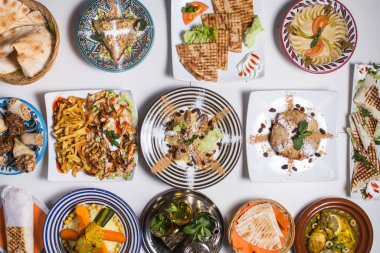 Fas yemekleri seti, beyaz arka planda üst manzara..