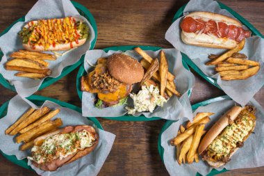 Farklı ev yapımı sosisli sandviçler ve burgerler.