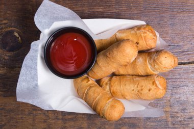 Tequenos adında, peynirle dolu kızarmış mısırdan yapılmış Latin Amerika mezeleri.