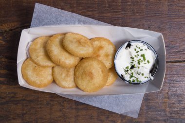 Geleneksel Kolombiyalı peynirli mısır köftesi.