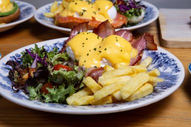 Lezzetli bir brunch. Salata, patates kızartması, pastırma, haşlanmış yumurta.