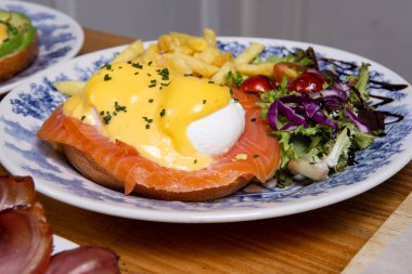 Lezzetli bir brunch. Somon, salata, haşlanmış yumurta, patates kızartması..