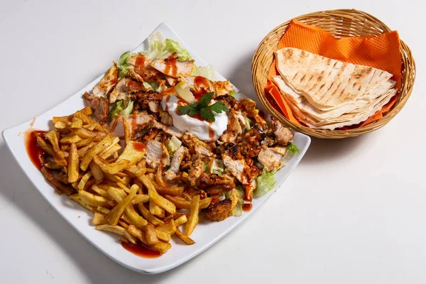 Prato Frango Shawarma Servido Com Batatas Fritas Iogurte Salsa — Fotografia de Stock