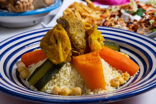 Cous Cous Con Carne Verdure Fondo Bianco — Foto Stock