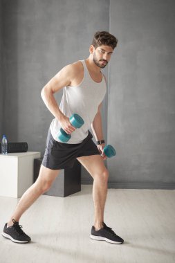 Ağırlık vasıl belgili tanımlık jimnastik salonu ile çalışma dışarı genç adam portresi. 