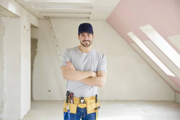 Giovane Tuttofare Piedi Con Braccia Incrociate Mentre Indossa Cappellino Baseball — Foto Stock