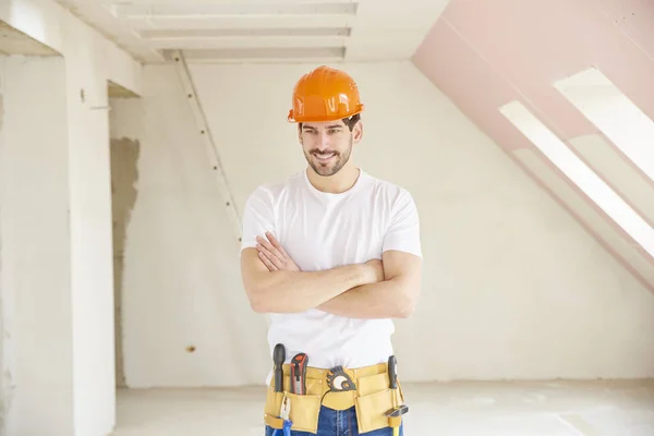 Schöner Junger Handwerker Mit Hartem Hut Und Werkzeuggürtel Während Auf — Stockfoto