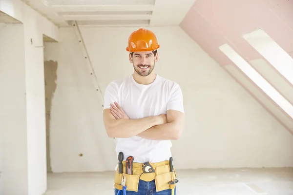 Schöner Junger Handwerker Mit Hartem Hut Und Werkzeuggürtel Während Auf — Stockfoto