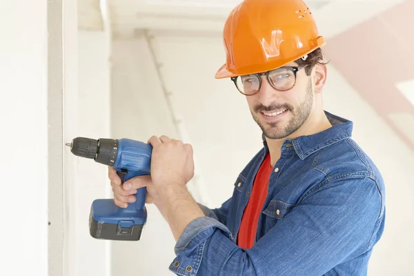 Nahaufnahme Porträt Eines Jungen Werkzeugmechanikers Der Schutzhelm Und Werkzeuggurt Trägt — Stockfoto