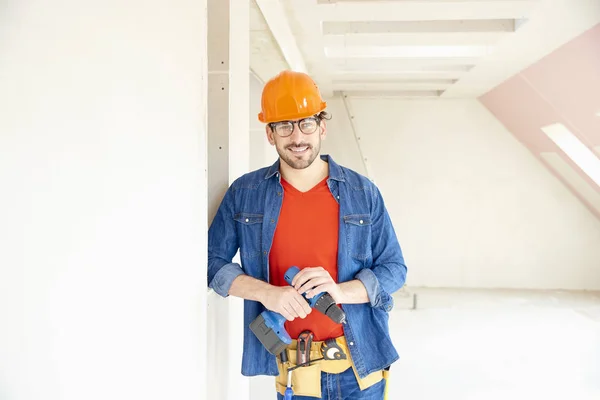 Ritratto Giovane Riparatore Che Indossa Casco Sicurezza Cintura Degli Attrezzi — Foto Stock