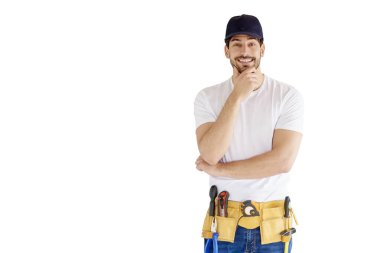 Mutlu genç tamirci izole beyaz arka plan kopya alanı ile duran beyzbol kap ve aracı kemer takmaya portresi. 