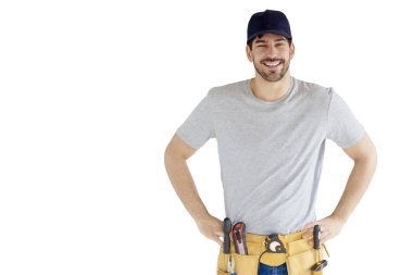 Mutlu genç tamirci kalça giyen Aracı Kemer ve Beyzbol şapkasını izole beyaz arka plan, dururken elleri ile portresi.