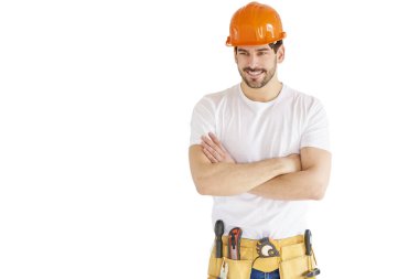 İzole beyaz arka plan kopya alanı ile kask ve alet kemeri duran kolları olan giyen genç tamirci portresi geçti.