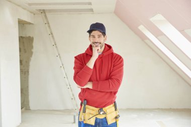 Portre gelen genç adamdır düşünceli duran inşaat alanda ev arıyorum. 