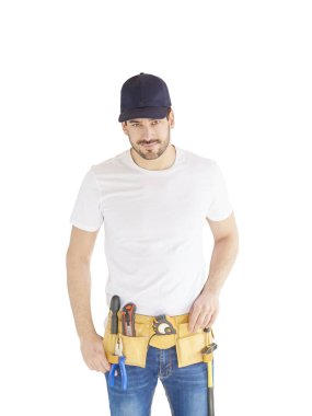 Yakışıklı genç tamirci izole beyaz arka plan kopya alanı ile duran beyzbol kap ve aracı kemer takmaya portresi.