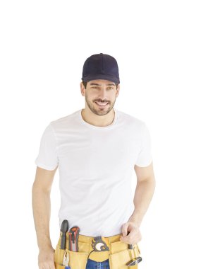 Yakışıklı genç tamirci izole beyaz arka plan kopya alanı ile duran beyzbol kap ve aracı kemer takmaya portresi.