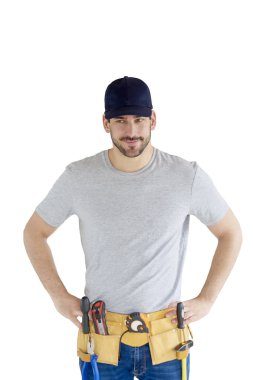 Genç tamirci ile onun kalça ayakta izole beyaz arka plan, ellerde portresi.