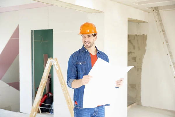 Porträt Eines Jungen Handwerker Mit Blaupause Der Hand Während Auf — Stockfoto