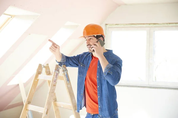 Schöner Junger Reparateur Der Sein Handy Benutzt Während Haus Steht — Stockfoto