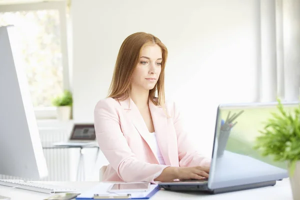 Retrato Bela Jovem Empresária Sentada Escritório Moderno Trabalhando Laptop — Fotografia de Stock