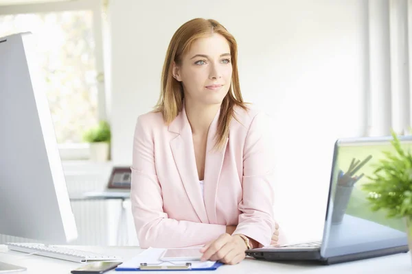 Porträtt Vacker Ung Affärskvinna Sitter Moderna Kontor Och Tittar Fundersamt — Stockfoto