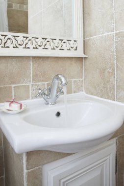 Bir kadeh iç banyo lavabo lavabo bataryası ile. Açık Krom musluk lavabo. Rustik tasarım banyo.