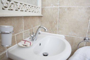 Bir kadeh iç banyo lavabo lavabo bataryası ile. Krom musluk lavabo. Rustik tasarım banyo.