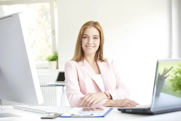 Bella Giovane Assistente Finanziaria Donna Affari Che Lavora Sul Computer — Foto Stock