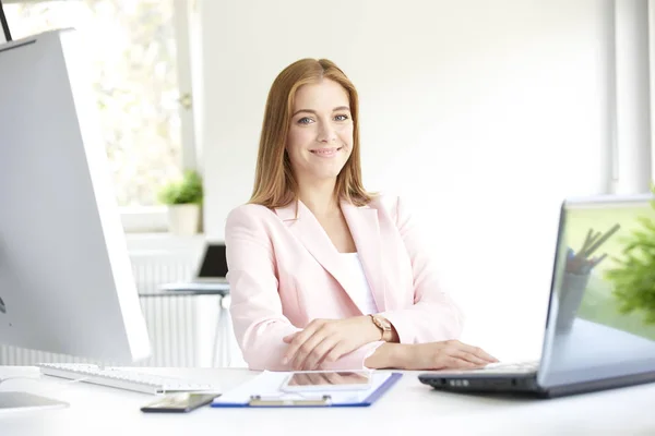 Schöne Junge Finanzassistentin Die Laptop Arbeitet Während Sie Schreibtisch Sitzt — Stockfoto