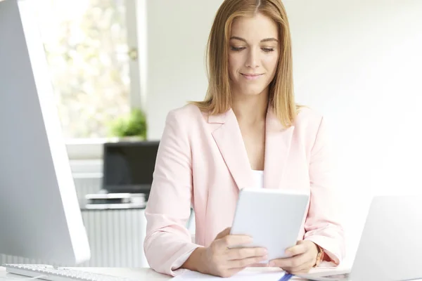 Jovem Empresária Atraente Segurando Tablet Digital Mão Navegando Internet Enquanto — Fotografia de Stock