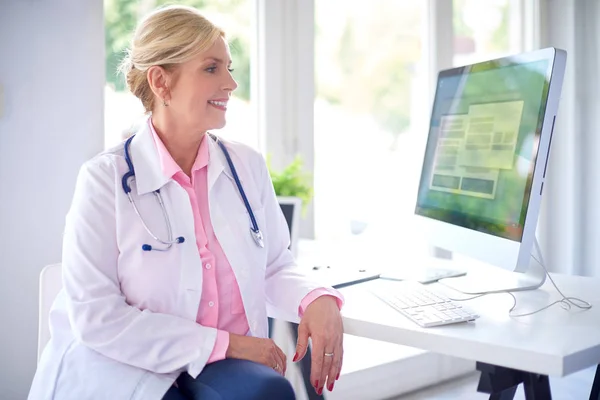 Hermosa Doctora Sonriente Sentada Frente Computadora Consultorio Del Doctor Trabajando — Foto de Stock