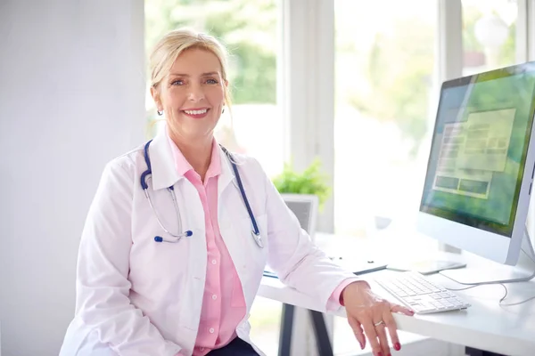 Hermosa Doctora Sonriente Sentada Frente Computadora Consultorio Del Doctor Trabajando — Foto de Stock