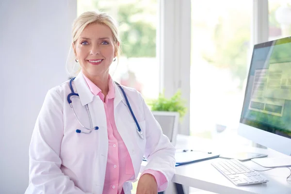 Bonita Mulher Sorridente Médico Pesquisa Sentado Frente Seu Computador Consultório — Fotografia de Stock