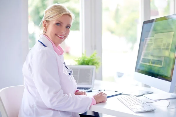 Beautiful Smiling Female Research Physician Sitting Front Her Computer Doctor — Stock Photo, Image