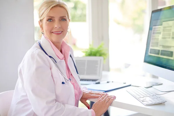 Hermosa Mujer Investigadora Sonriente Sentada Frente Computadora Consultorio Del Médico — Foto de Stock