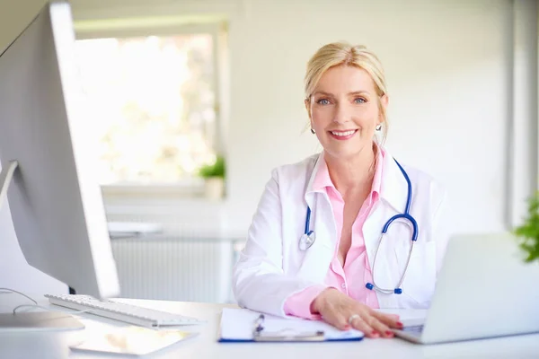 Primer Plano Sonriente Doctora Anciana Usando Computadora Portátil Escribiendo Algo — Foto de Stock