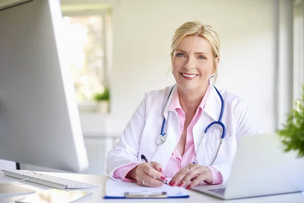 Ritratto Ravvicinato Una Dottoressa Anziana Seduta Nello Studio Del Medico — Foto Stock