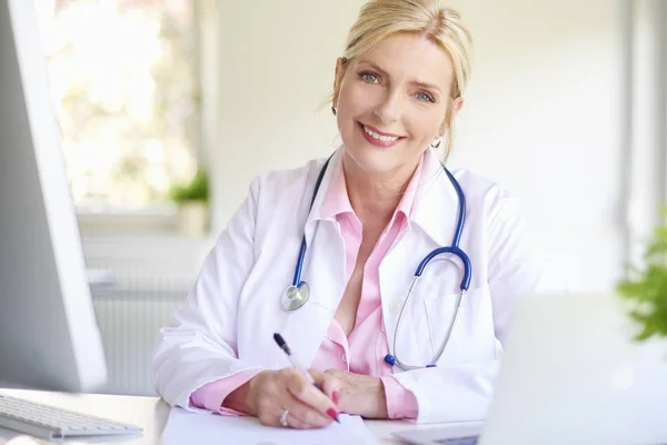 Närbild Porträtt Kvinnlig Överläkare Sitter Vid Läkarmottagningen Bordet Framför Laptop — Stockfoto