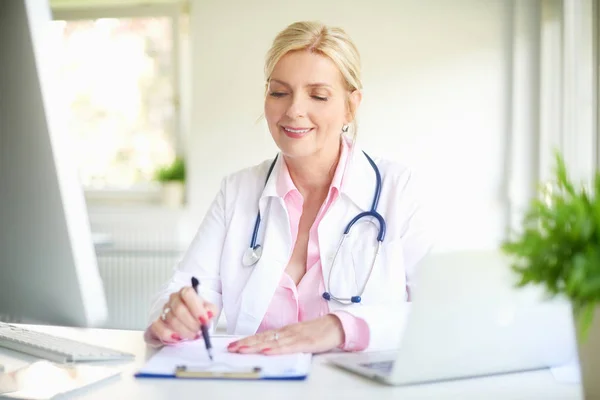 Primer Plano Sonriente Doctora Anciana Usando Computadora Portátil Escribiendo Algo — Foto de Stock