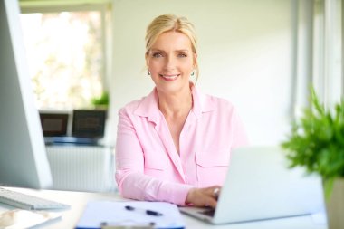 dizüstü bilgisayar ve bilgisayar kullanarak çalışma office ve evrak işi kadın kıdemli