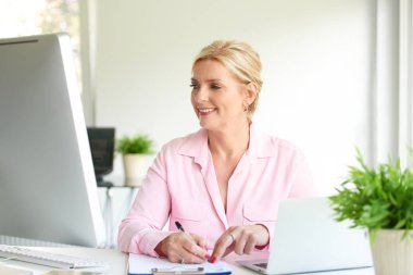 dizüstü bilgisayar ve bilgisayar kullanarak çalışma office ve evrak işi kadın kıdemli