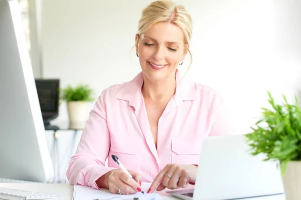 Seniorin Benutzt Laptop Und Computer Bei Büroarbeit Und Papierkram — Stockfoto