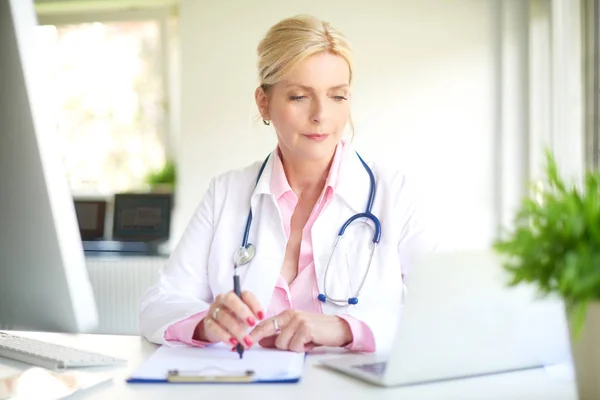 Médecin Femme Âgée Souriante Utilisant Ordinateur Ordinateur Portable Travaillant Avec — Photo