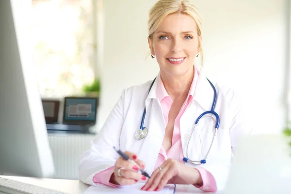 Médica Idosa Sorrindo Usando Computador Laptop Trabalhando Com Diagnóstico — Fotografia de Stock