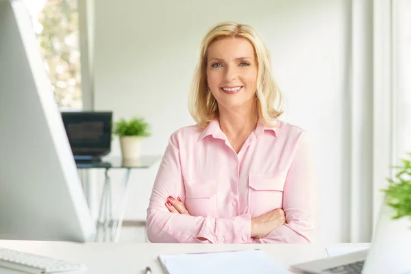 Potret Wanita Pebisnis Tersenyum Duduk Kantor Yang Ringan — Stok Foto