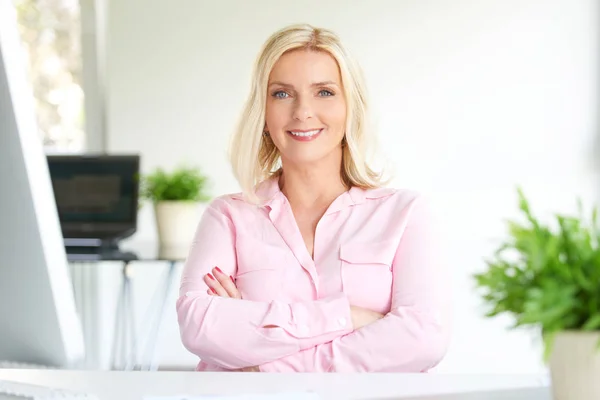 Portrait Une Femme Affaires Souriante Assise Dans Bureau Léger — Photo